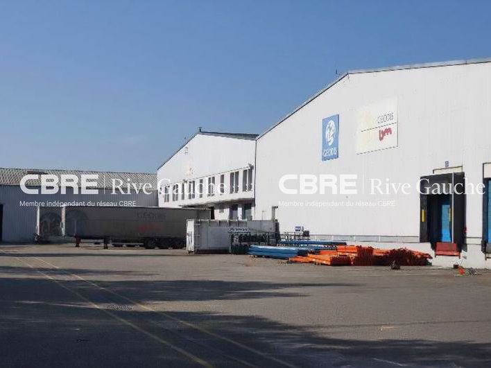 Surfaces d'entrepôt bénéficiant de grande hauteur