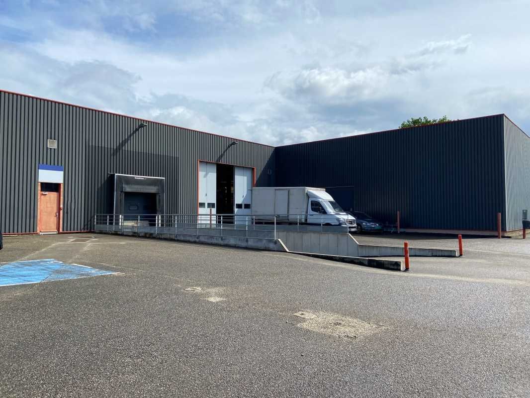 Bâtiment autonome, usage mixte Bureaux/Magasin/St