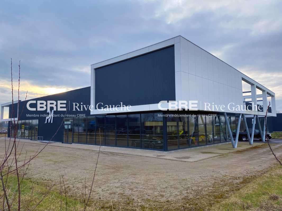 Showroom neuf d'environ 1000 m2 avec grande visib