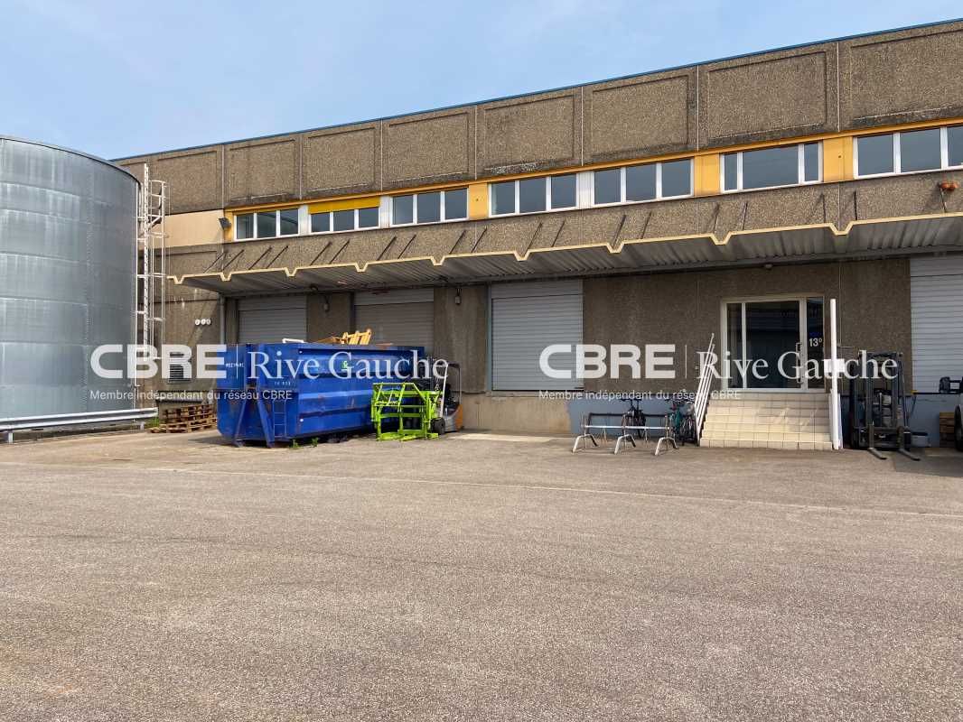 Entrepôt indépendant de 1975, en bon état, bénéfi