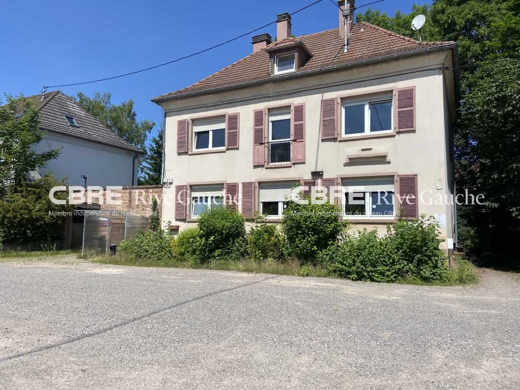 Ensemble immobilier  composé d'un bâtiment histor