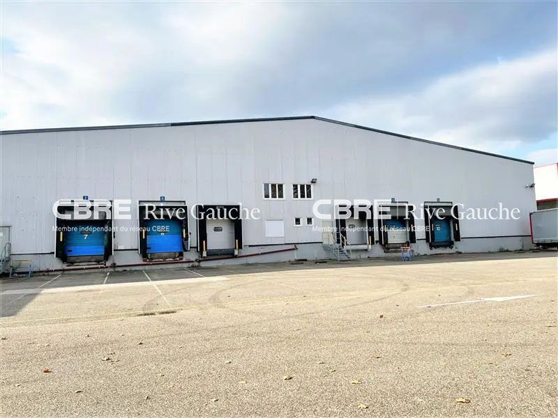 Surfaces d'entrepôt bénéficiant de grande hauteur