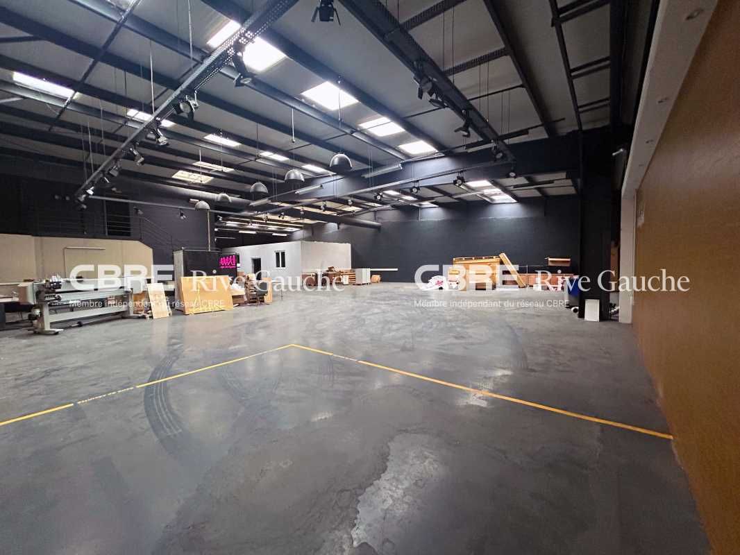 Local d'activités de 680 m² non divisibles à loue