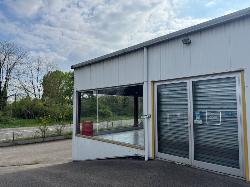 Bâtiment autonome avec 3 entrées : à l'étage, un 