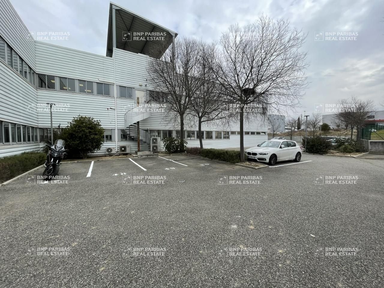 Location Bureaux 805 m² divisibles 13790 Rousset