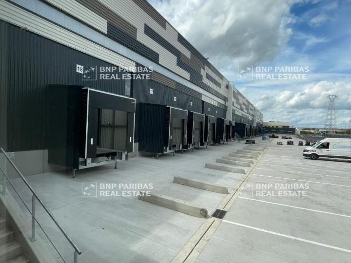 12183.35 m² pour cetentrepôts classe a en location à Ennery