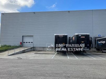 10584 m² pour cetentrepôts classe a en location à Mions