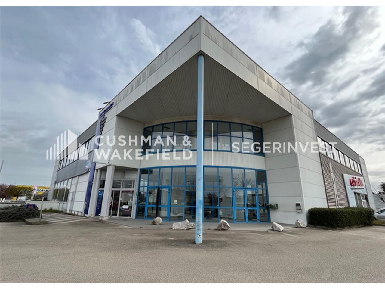 Immeuble récent et entretenu (R+1).  Totalité du 