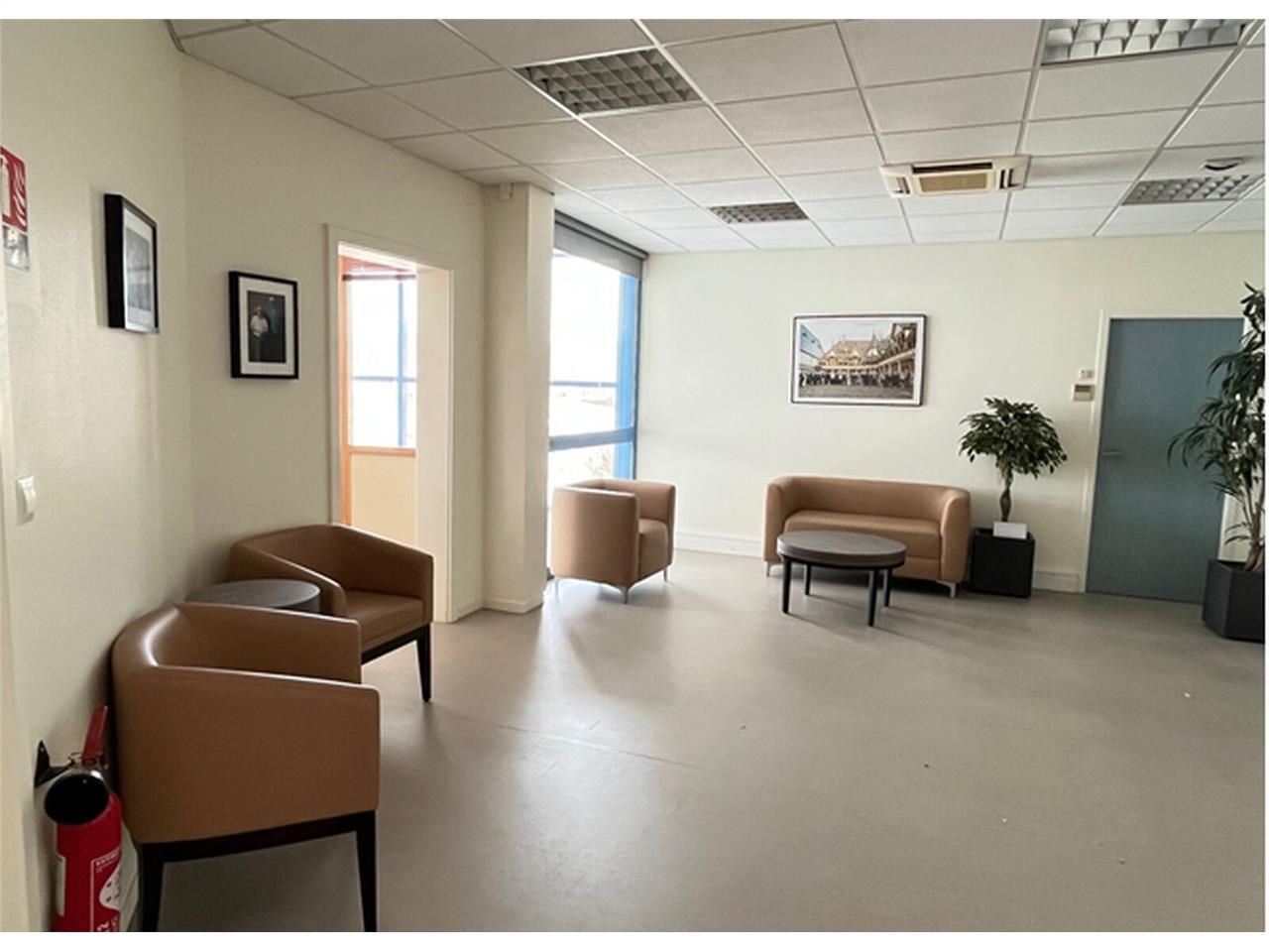 Immeuble récent et entretenu (R+1).  Totalité du 