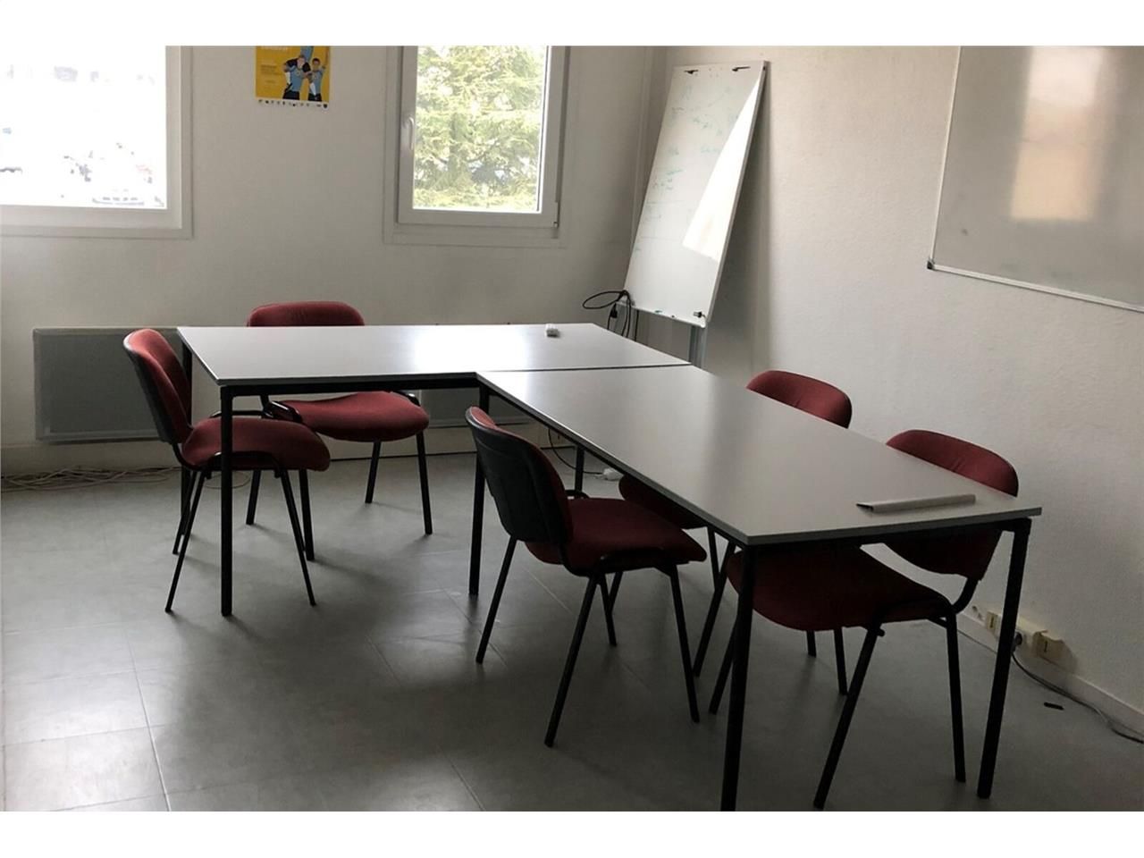 Au 1er étage d'un immeuble rénové (R+1), vous déc