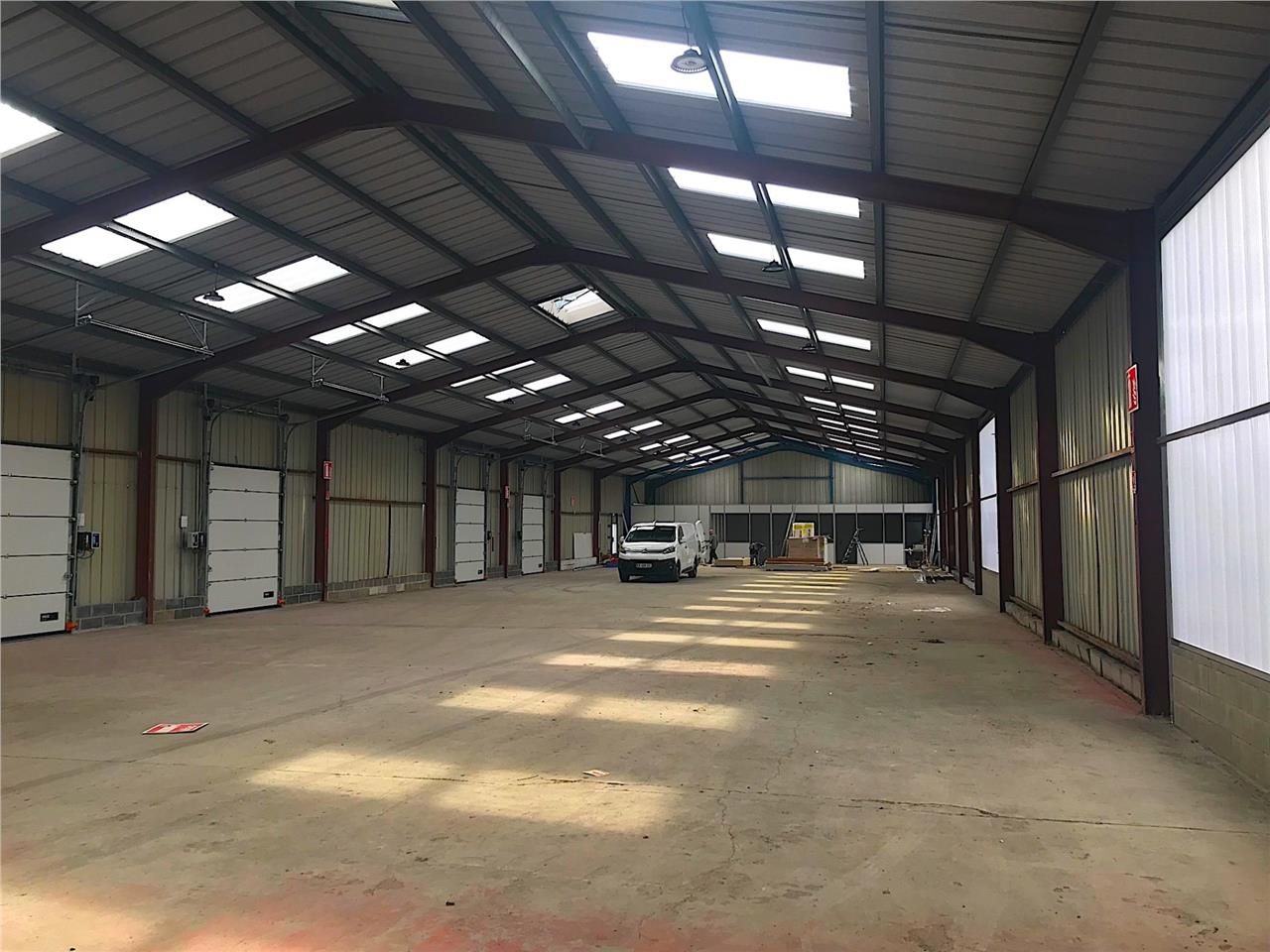 A LOUER entrepôt ou logistique équipé de bureaux 