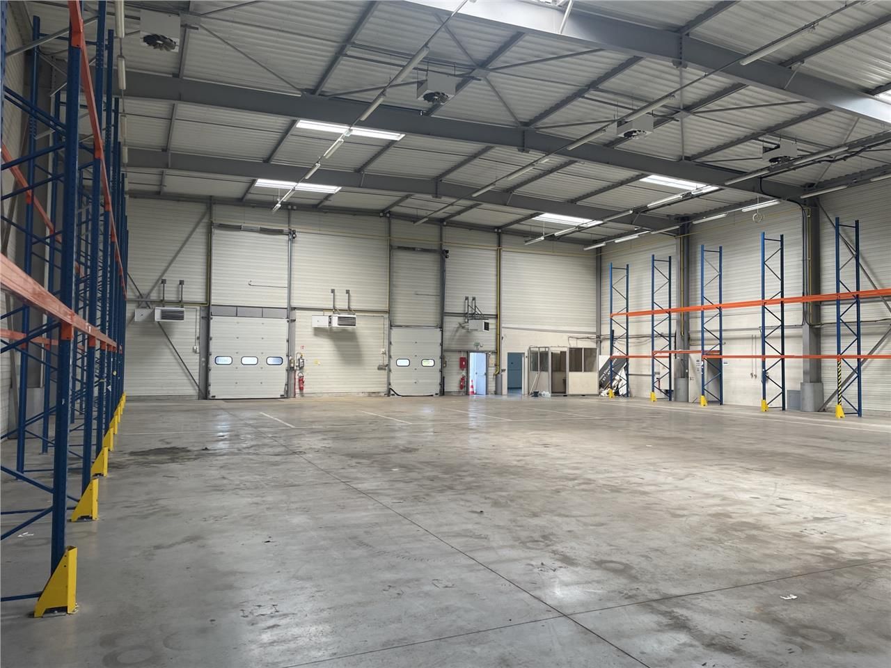 A LOUER entrepôt équipé de bureaux à Cambrai. L'e
