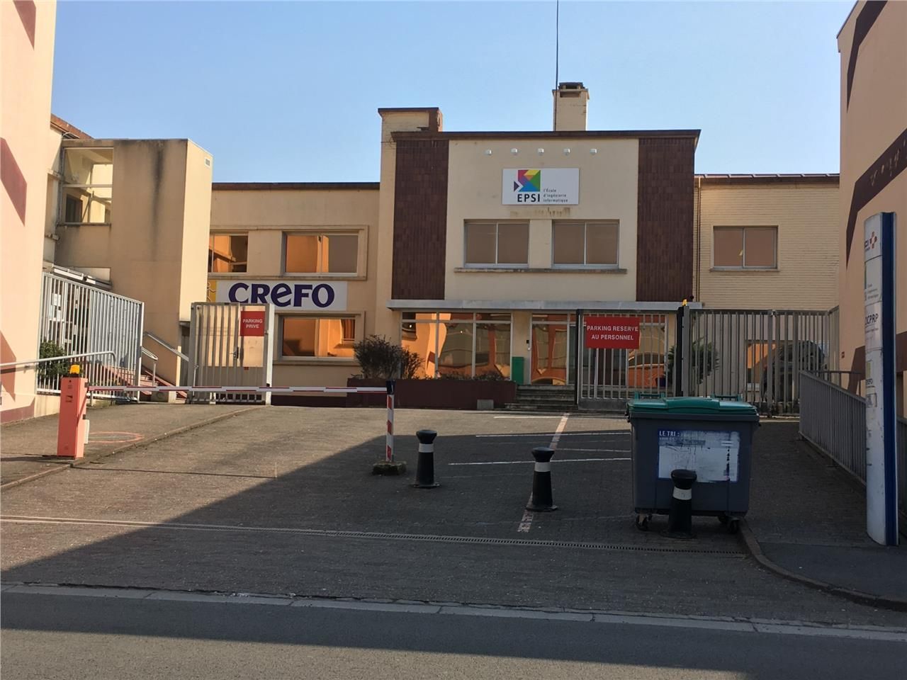 Immeuble de bureaux construit  à proximité de la 