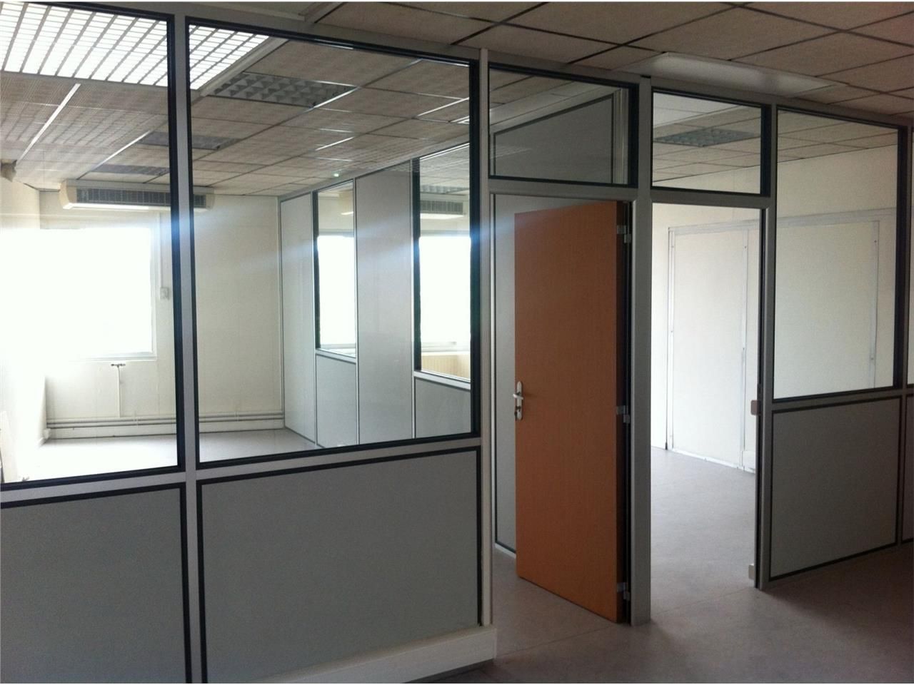 Immeuble de bureaux construit  à proximité de la 