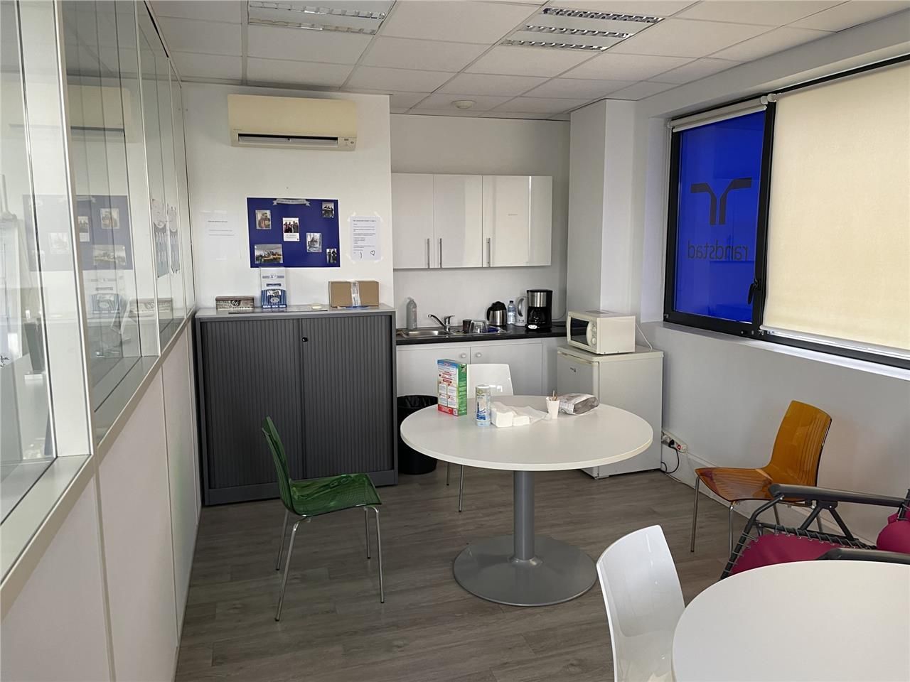 A louer, dans un immeuble plus vaste, une surface