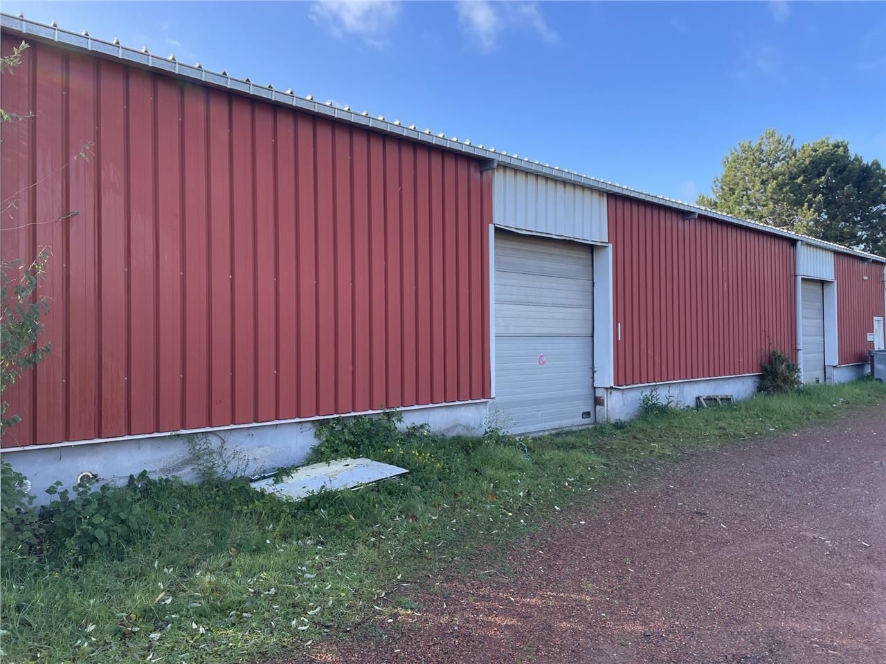 A louer, 2 cellule d'activités équipées de bureau