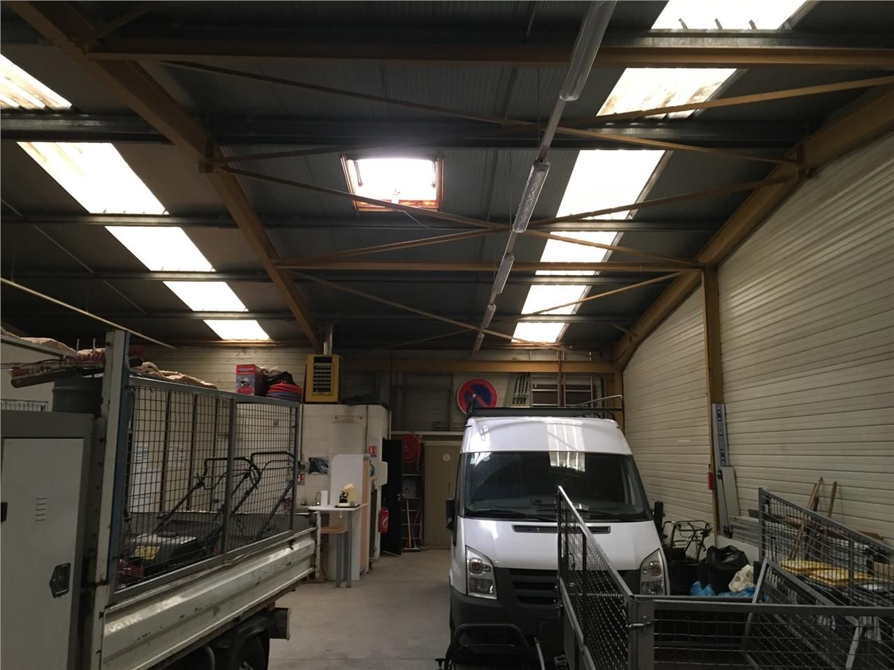 A louer, 2 cellule d'activités équipées de bureau