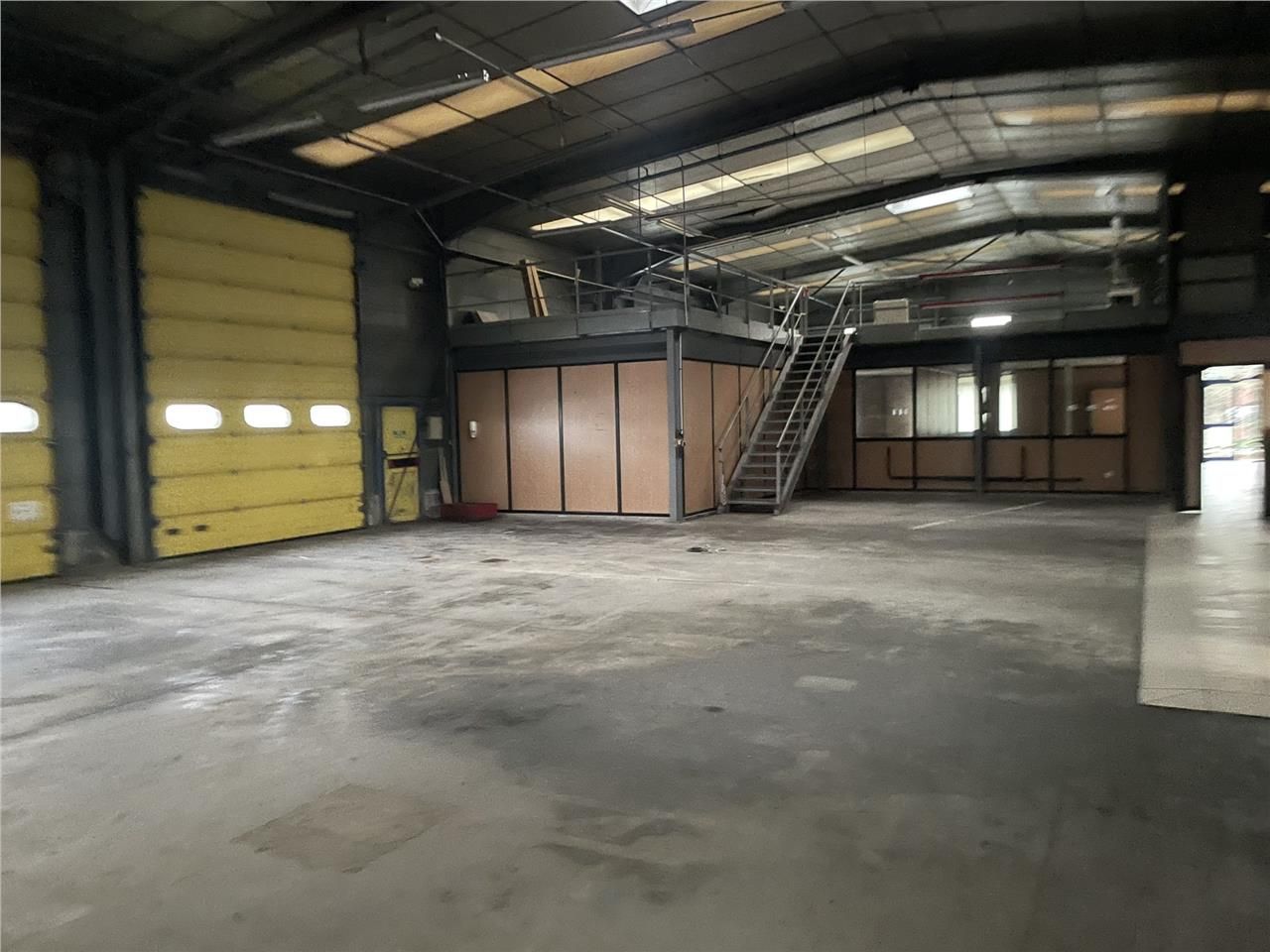 Local d'activité à louer dans un axe de grands pa