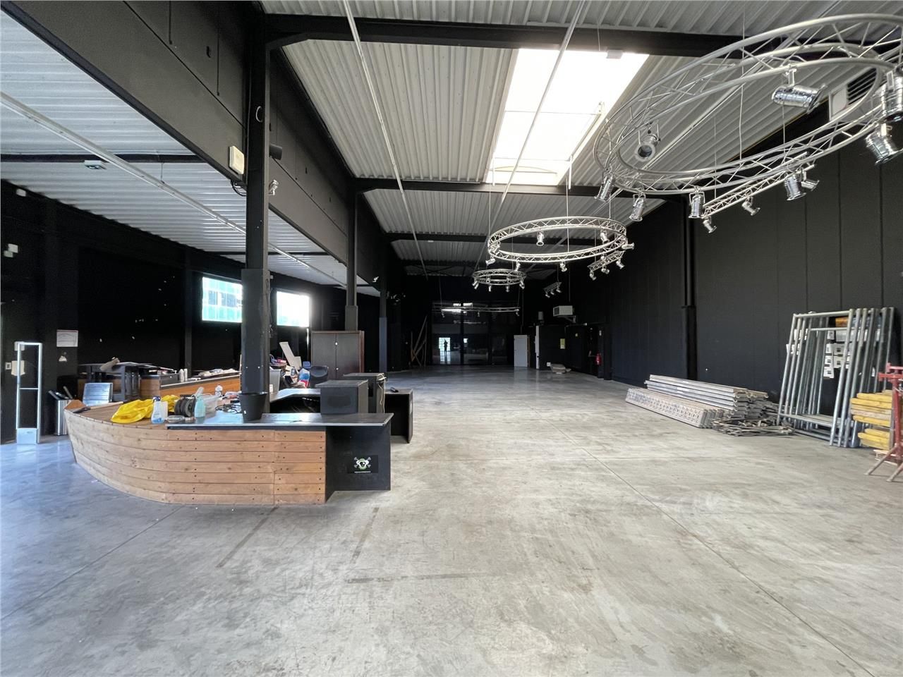 Situé sur les abords de l'autoroute A1,  avec vis