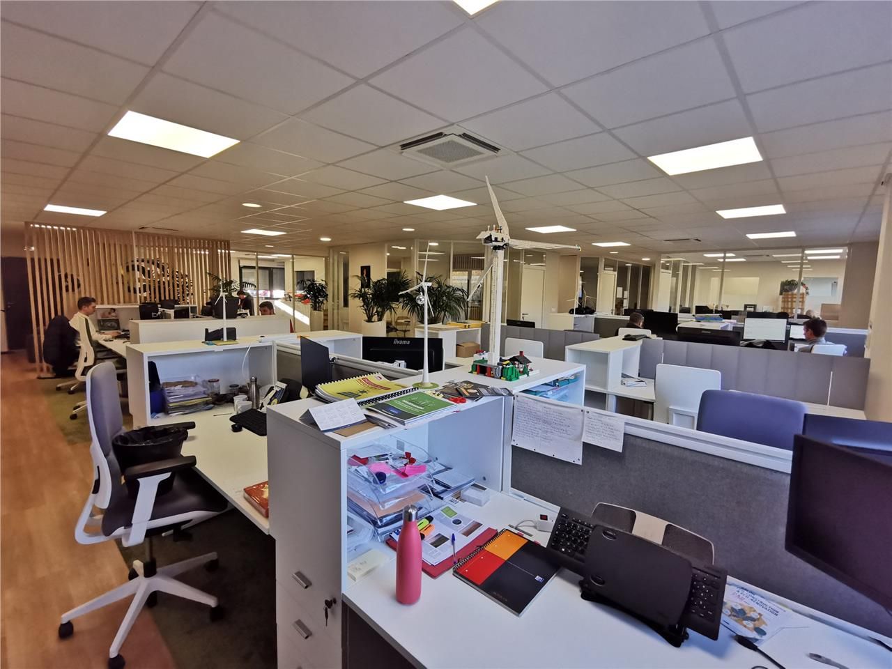 Nous proposons, à la vente, un plateau de bureaux