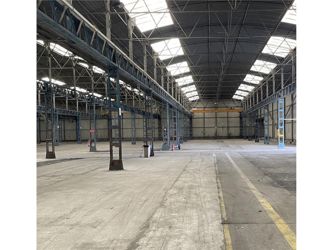 À VENDRE - SITE INDUSTRIEL DE 5 200 m² SUR 1 HECT