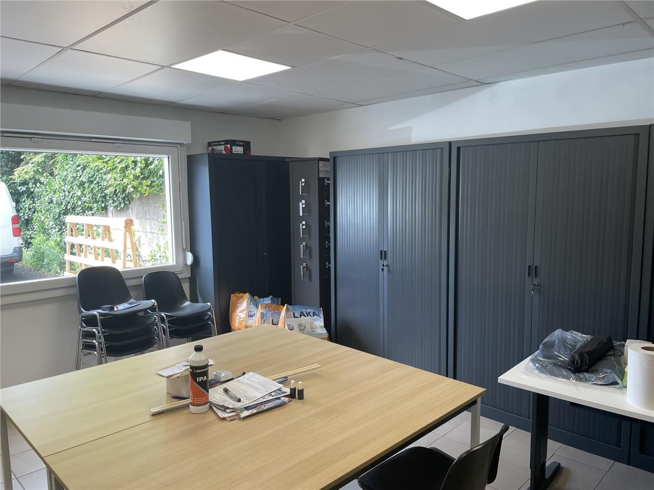 A louer, entrepôt équipé de bureaux idéalement si