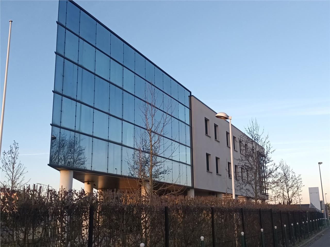 Situé sur les abords de l'autoroute A1, l'immeubl