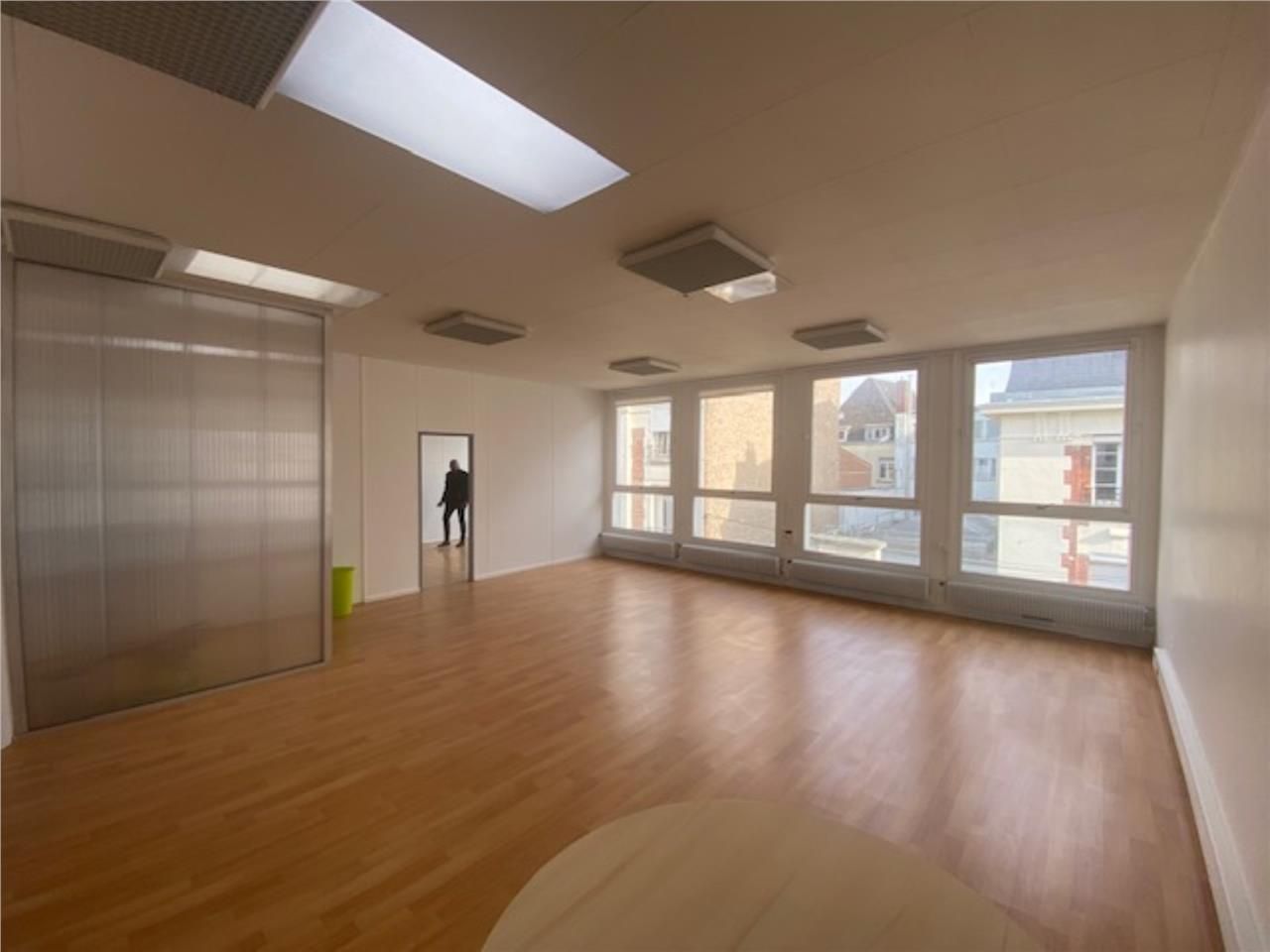 A louer, un plateau de bureaux aménagés et cloiso