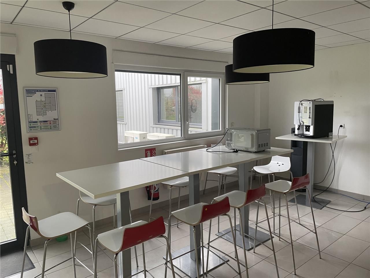 A louer, en bordure de l'autoroute A 21, un bâtim