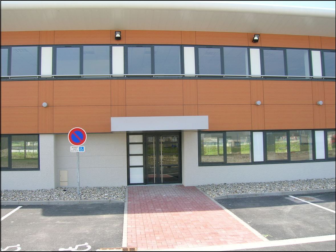 A louer, dans un immeuble tertiaire récent, une s