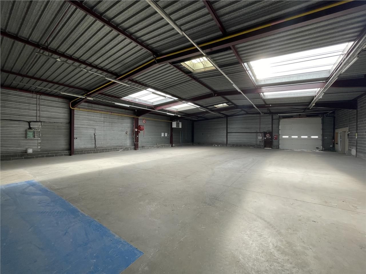 Nous vous proposons à la vente un entrepôt de 200