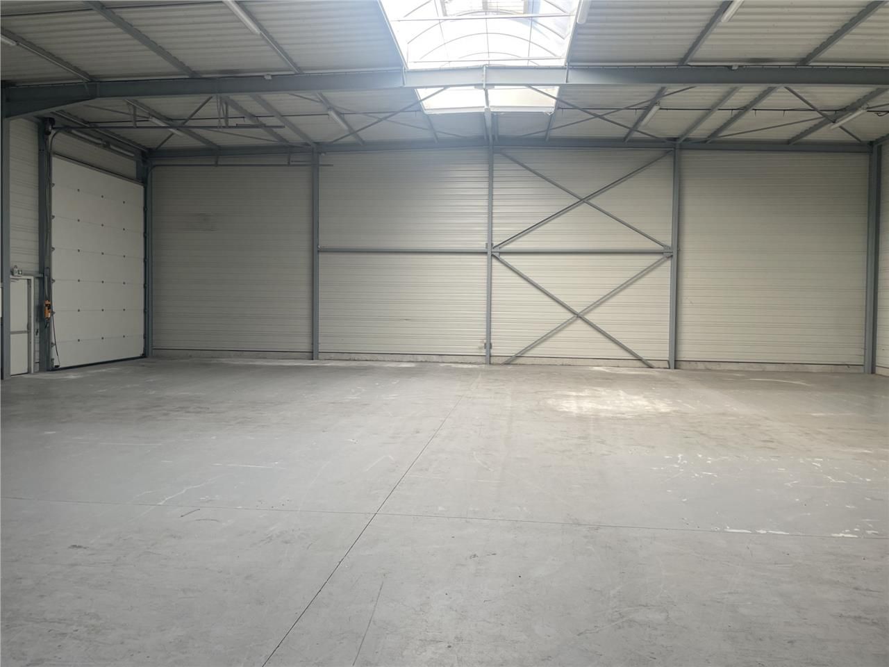 A louer, au coeur de la zone industrielle Est, un