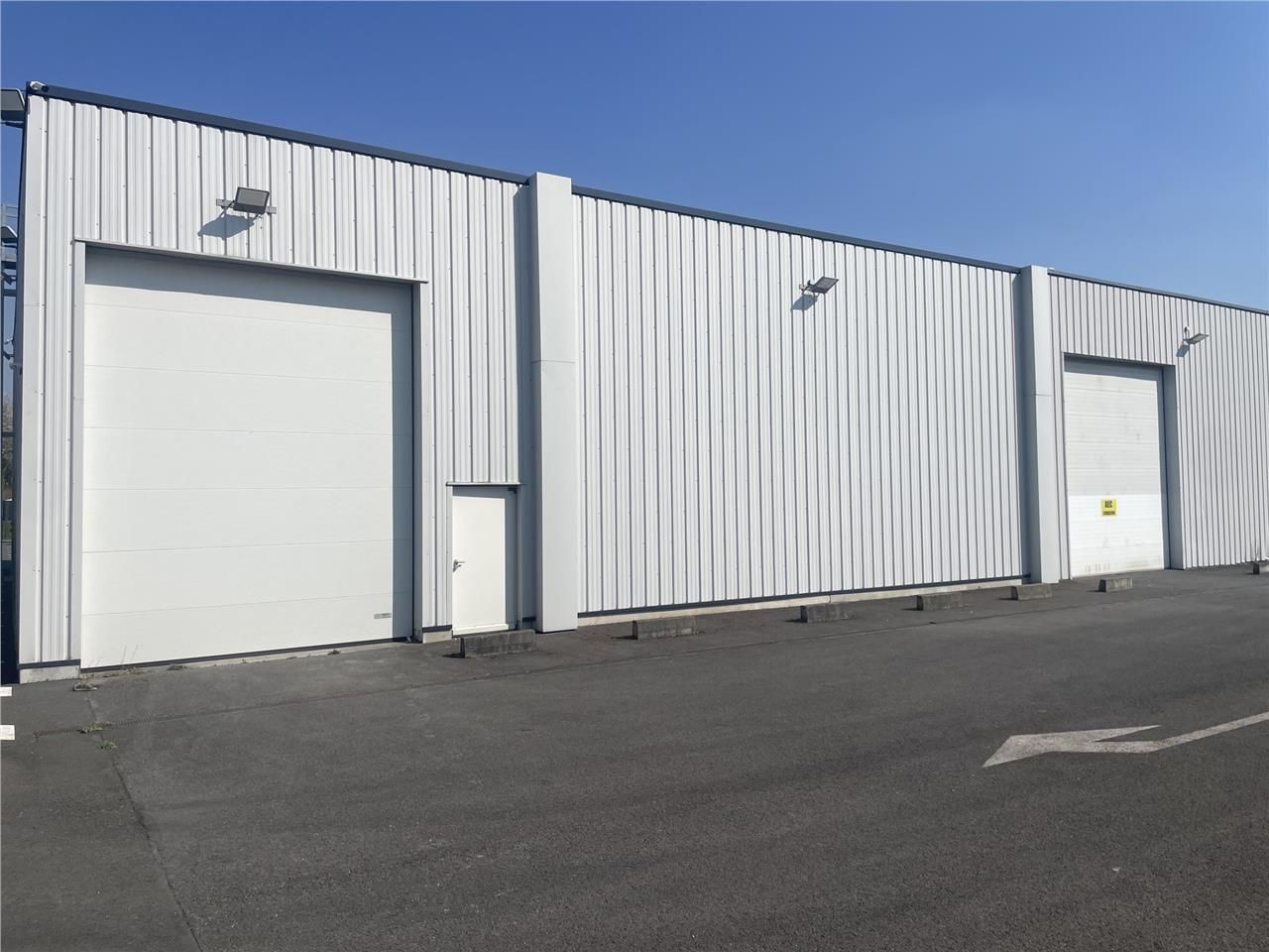 A louer, au coeur de la zone industrielle Est, un