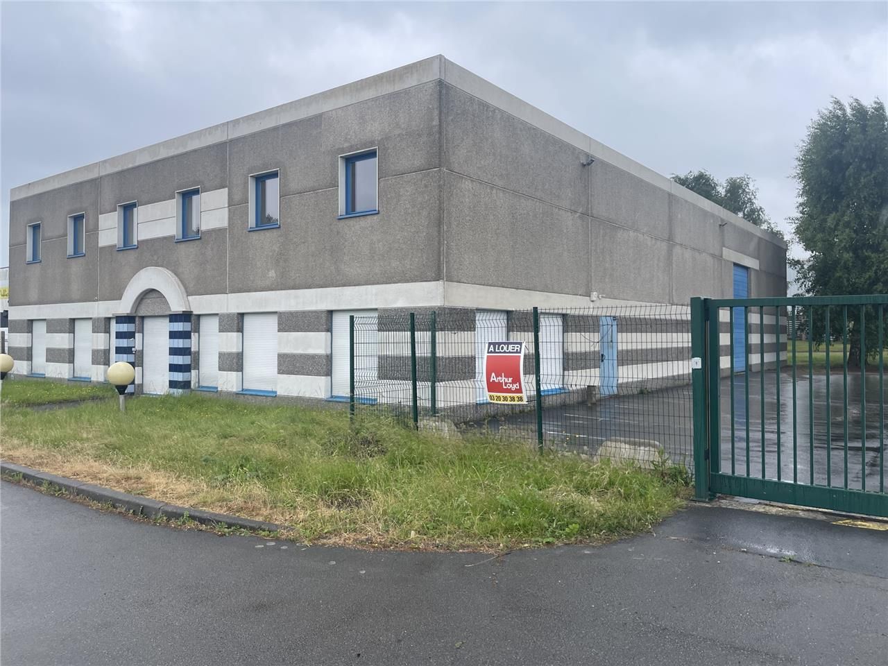 A louer, un immeuble indépendant composé d'une su