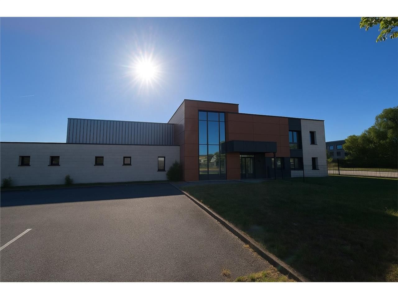 Situé au coeur d'une zone industrielle à taille h