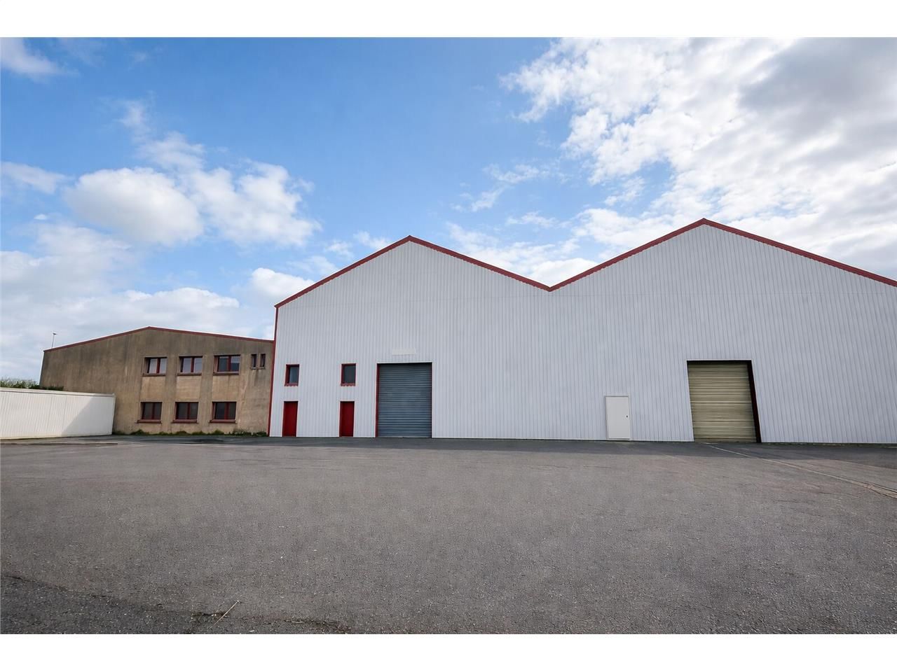 Cet entrepôt spacieux accessible et idéalement si