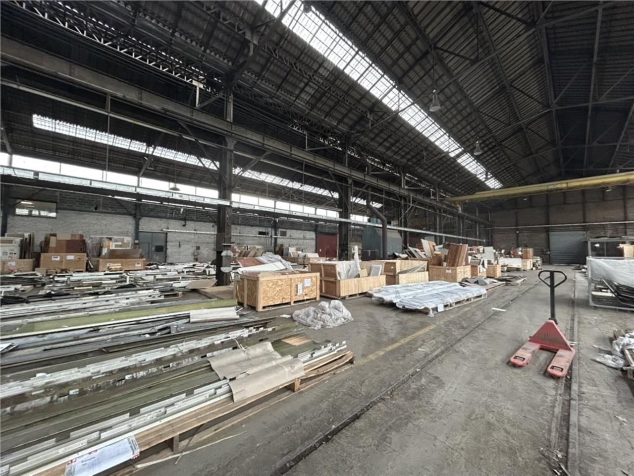 Cet entrepôt spacieux accessible et idéalement si