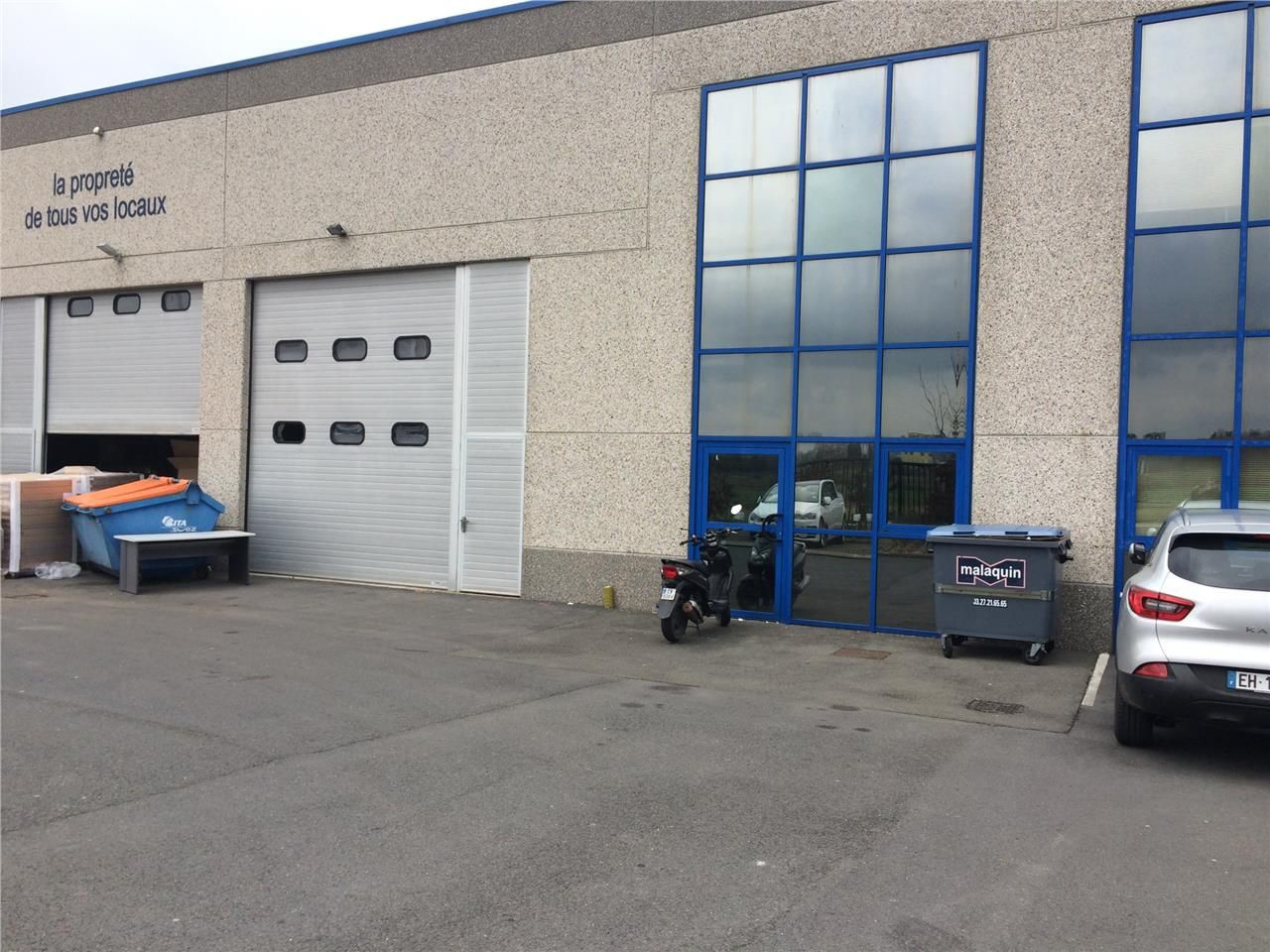 A VENDRE - entrepôt situé sur une des zones de ré