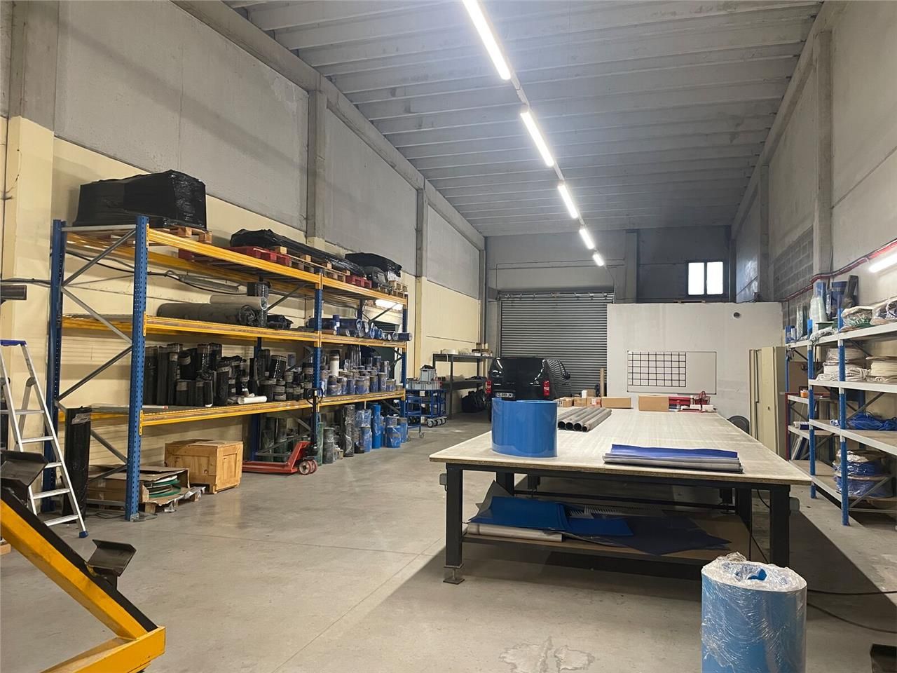 A louer, reste à louer 2 lots de 250m2 avec ses b