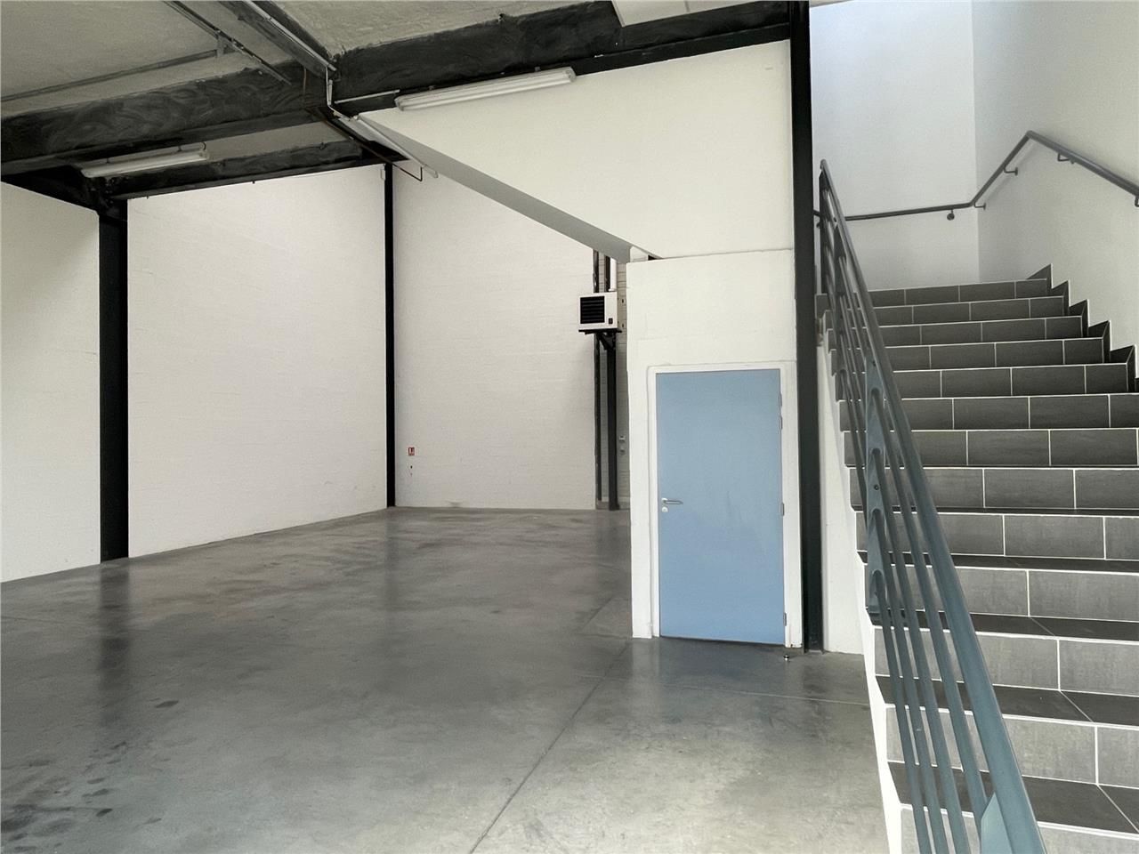 A LOUER entrepôts avec bureaux situées dans un vé
