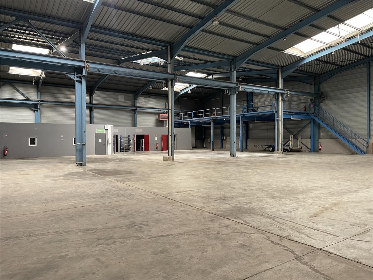 A LOUER, Entrepôts avec bureaux à Valenciennes. S