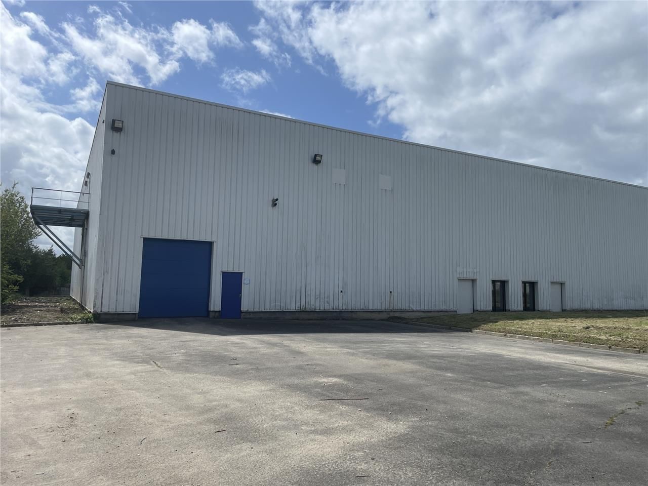 A LOUER, Entrepôts avec bureaux à Valenciennes. S