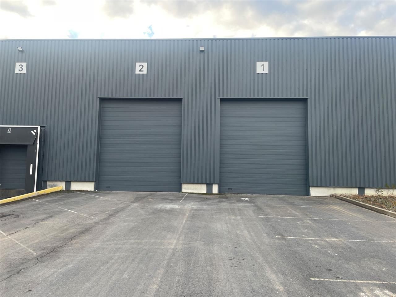 A vendre, sur la ZI Artoipole , un entrepôt de st