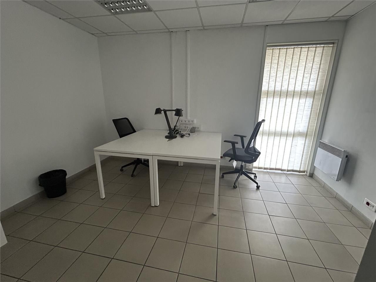 A vendre, sur la ZI Artoipole , un entrepôt de st