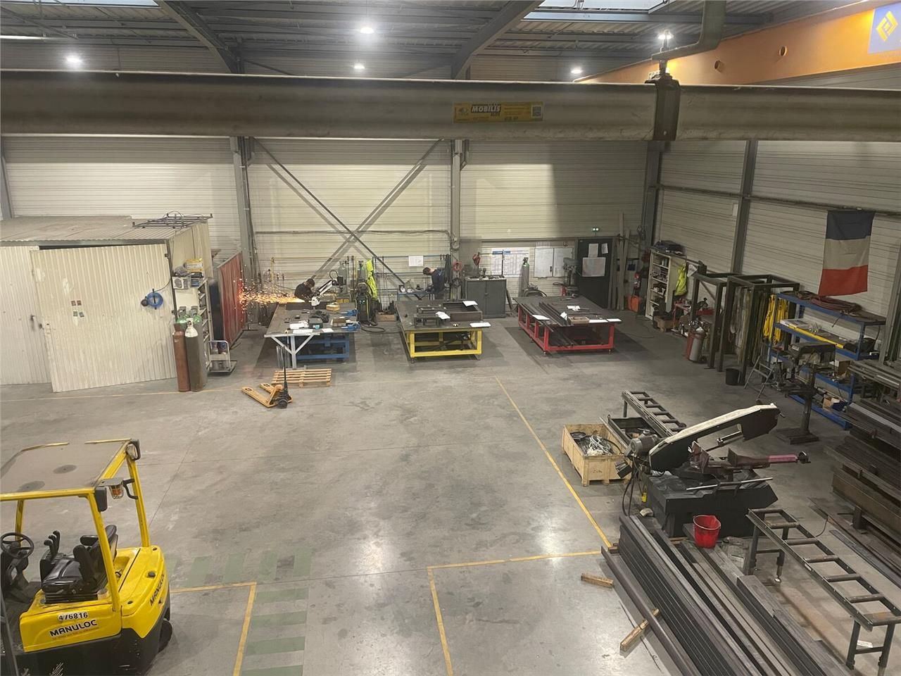 A LOUER entrepôt situé à 2mins de l'A23 dans la z