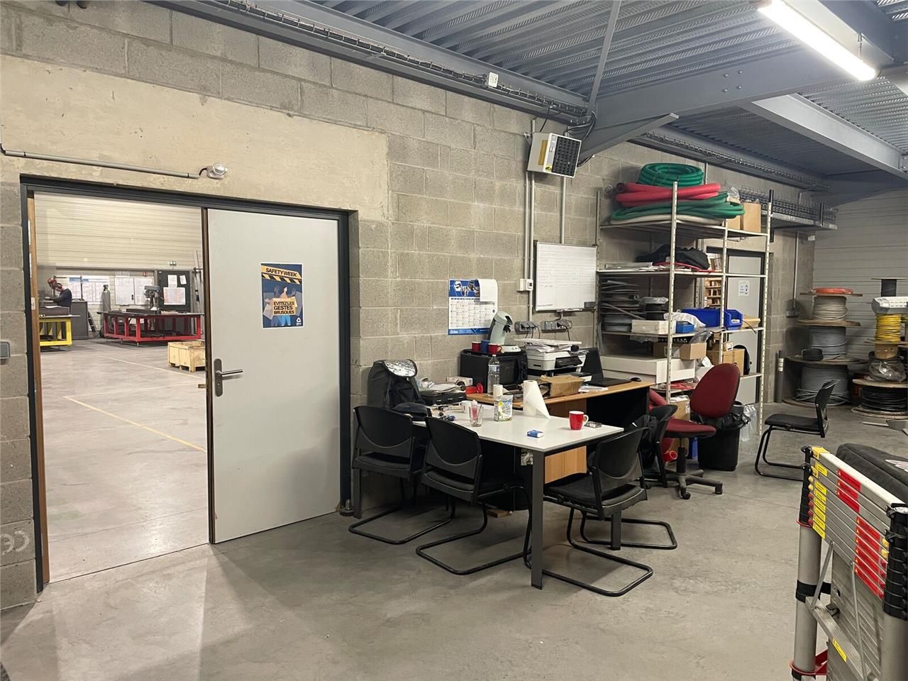 A LOUER entrepôt situé à 2mins de l'A23 dans la z