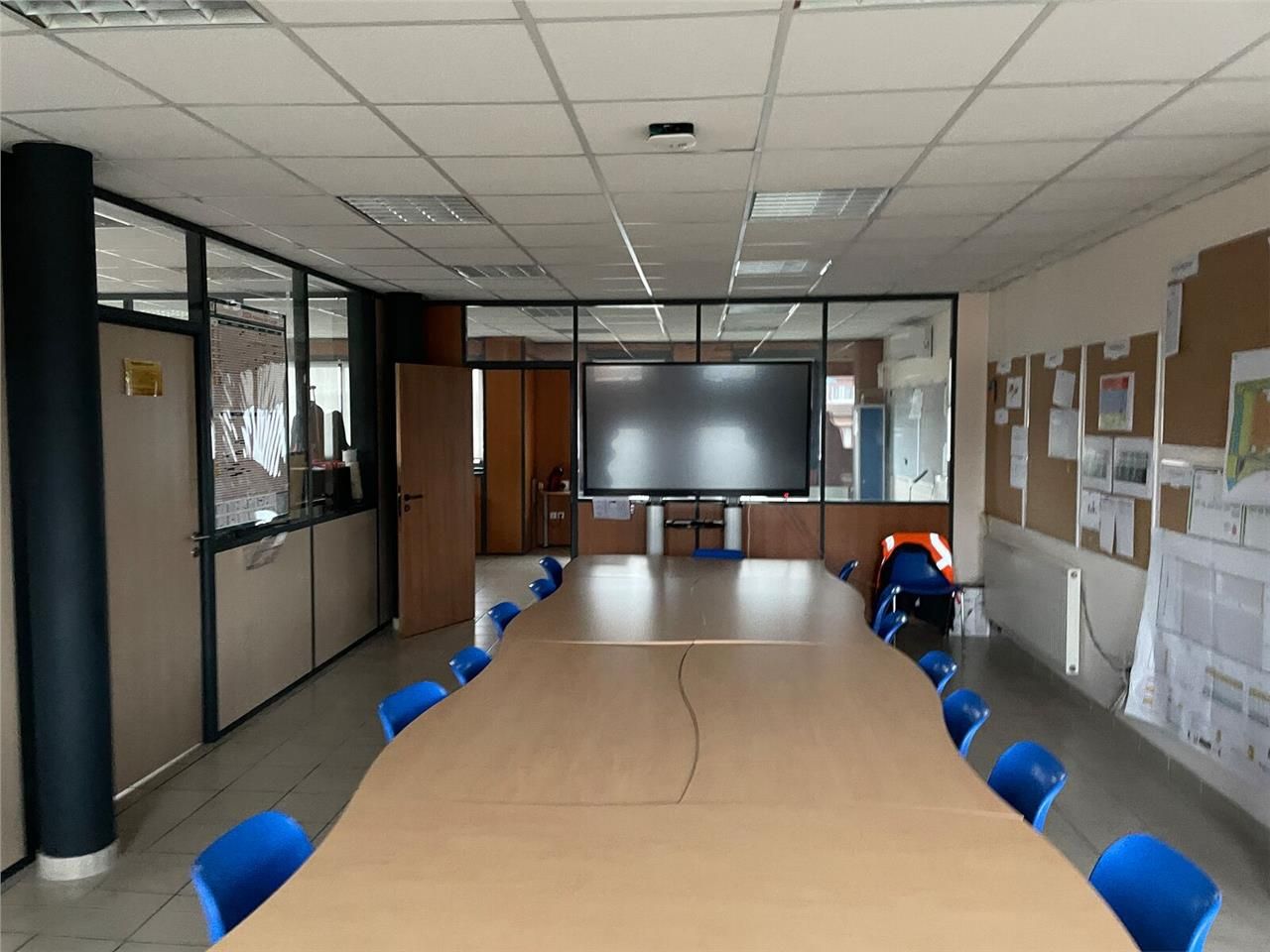 A louer, un entrepôt récent et en excellent état,