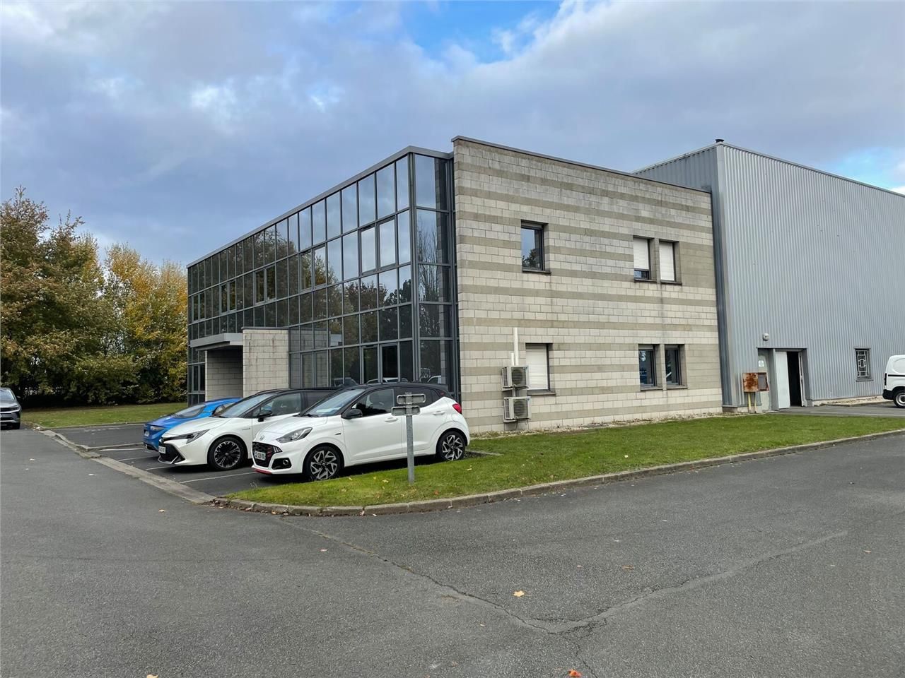 Le site est entièrement clôturé et dispose d'un v