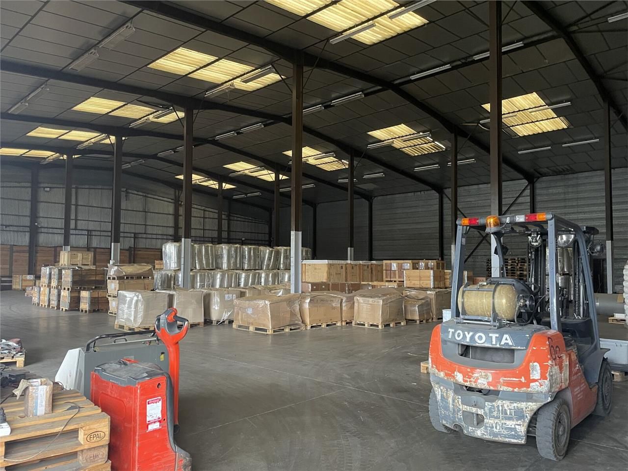 Entrepôt A VENDRE à Cambrai. L'entrepôt est situé