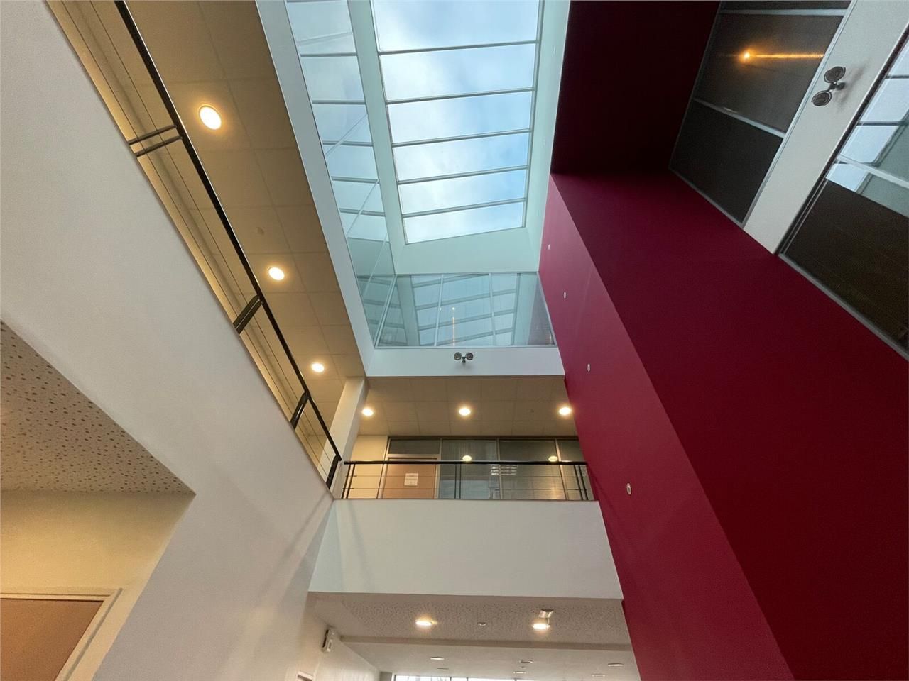 Située au sein d'un bâtiment tertiaire, cette sur